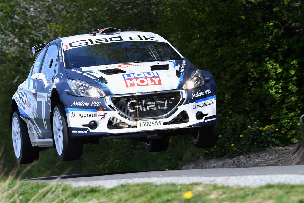 Kenneth Madsen har i år været flyvende i Dansk Super Rally og fører efter tre ud af seks runder foran sidste års mester, broderen Jacob Madsen. Her er Kenneth Madsen på spring i årets anden DSR-runde på Fyn.
(Foto: Morten Dam/Rally.DK)